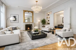 Apartment in Paris (75008)