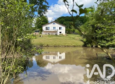 Traditional house in Manou (28240)
