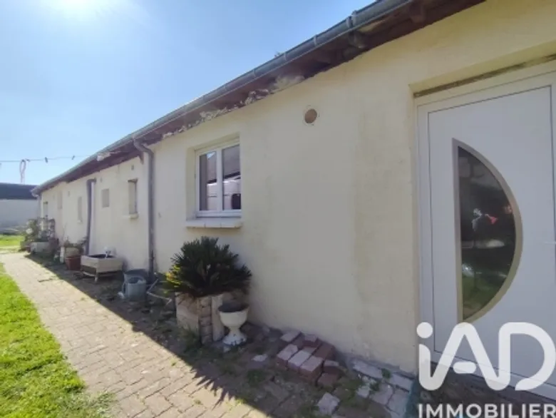 Maison 8 pièces 220 m² · à Noyant · 220 m² · 190 000 €