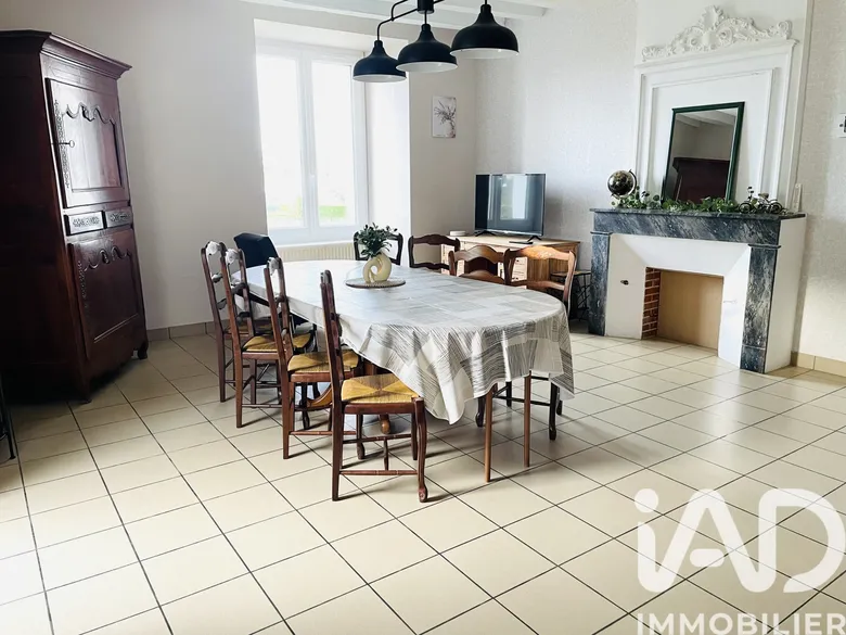 Immeuble 5 pièces 200 m² · à Lys-Haut-Layon · 200 m² · 226 000 €