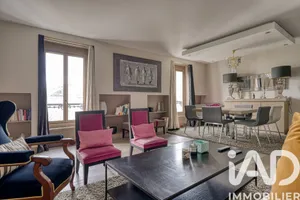 Apartment in Paris (75008)