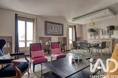 Apartment in Paris (75008)