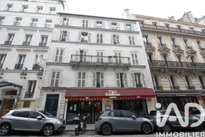 Building in Paris (75008)