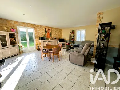 Maison à Saint-Étienne-du-Bois (85670)