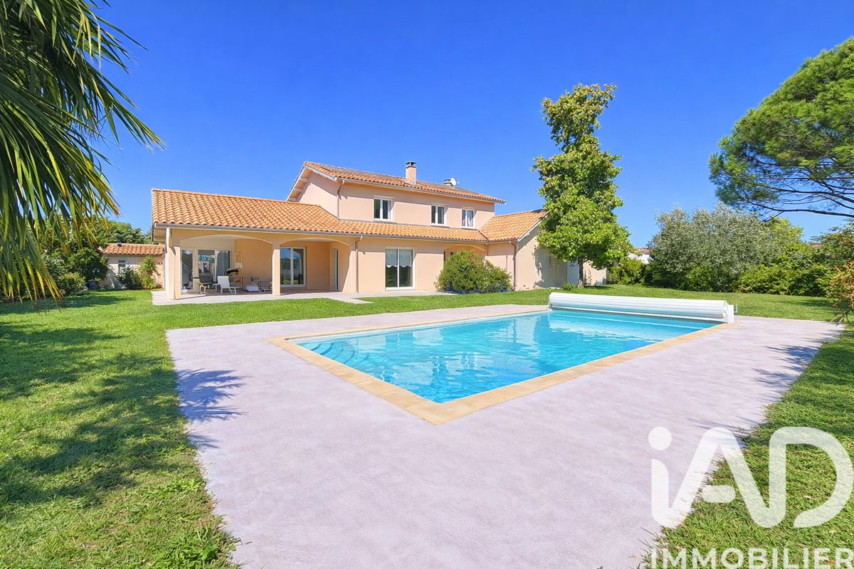 Maison traditionnelle 8 pièces avec piscine à Vourles (69390)