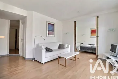 Apartment in Paris (75016)