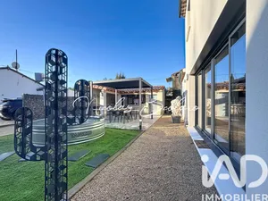 Maison traditionnelle à Saint-Étienne-du-Grès (13103)