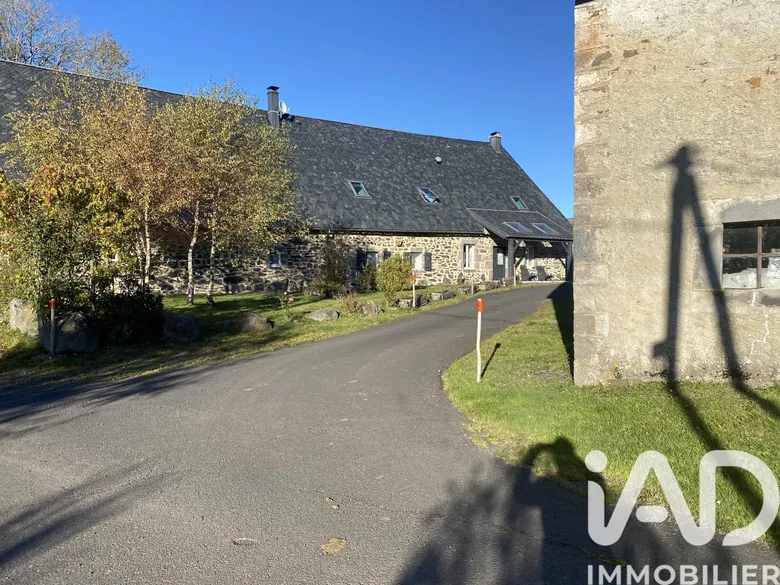 Maison 1 pièce 250 m² · à Chastreix · 250 m² · 468 000 €