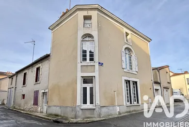Townhouse in Thouars (79100)