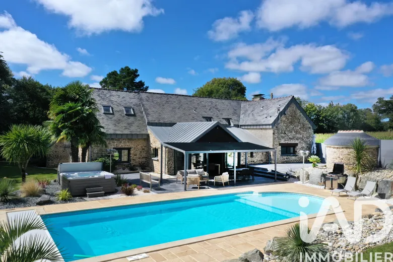 Maison 8 pièces 218 m² · à La Couyère · 218 m² · 599 000 €