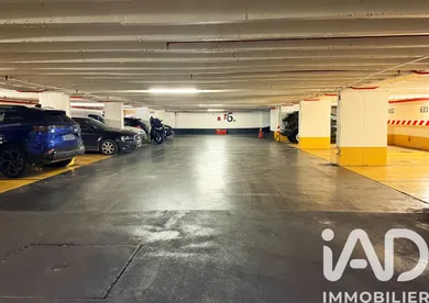 Parking in Paris (75008)