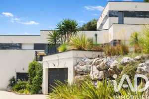 Architectural house in Rochefort-du-Gard (30650)