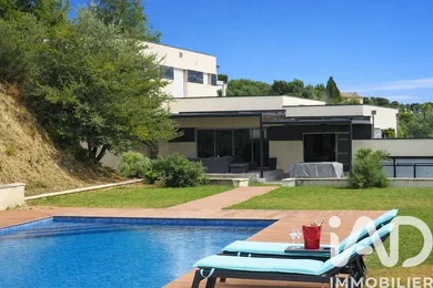 Architectural house in Rochefort-du-Gard (30650)