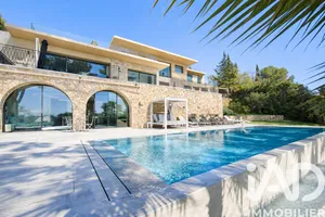 Architectural house in Mougins (06250)