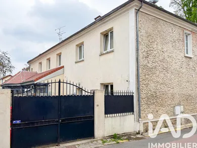 Building in La Queue-les-Yvelines (78940)