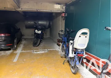 Parking à Paris (75019)