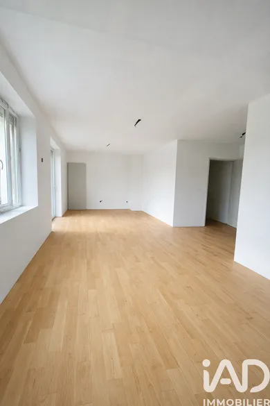 Apartment in Saint-Laurent-de-Chamousset (69930)