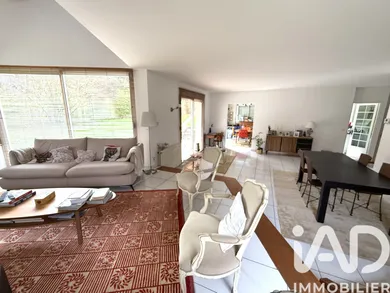Architectural house in Jouy-en-Josas (78350)