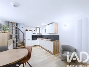 Building in Paris (75018)