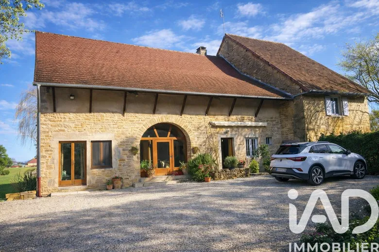 Maison 8 pièces 237 m² · à Bersaillin · 236,9 m² · 490 000 €