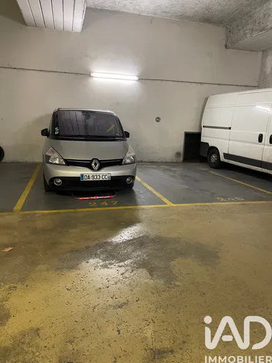 Parking à Paris (75011)