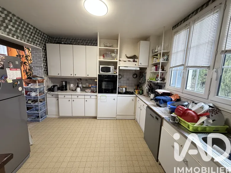 Maison 9 pièces 186 m² · à Laroche-Saint-Cydroine · 186 m² · 200 000 €
