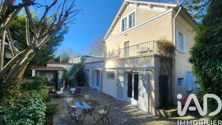 Maison 7 pièces 200 m² · à Saint-Maur-des-Fossés · 200 m² · 1 200 000 €