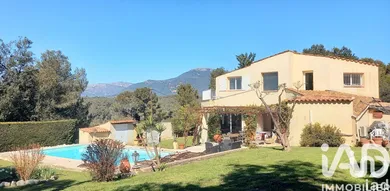 Architectural house in Roquefort-les-Pins (06330)