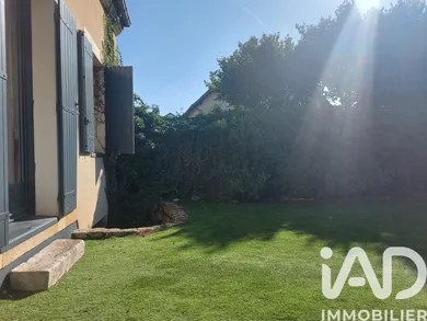 House in Avon (77210)