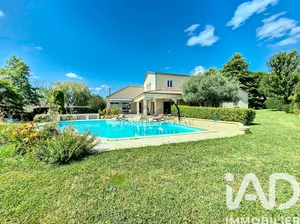 Architectural house in Tresses (33370)