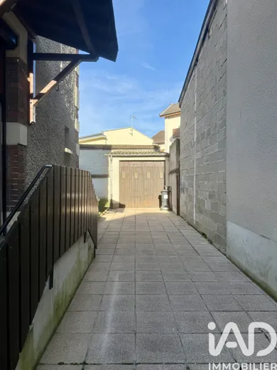 House in Magenta (51530)