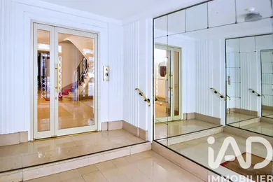 Apartment in Paris (75016)