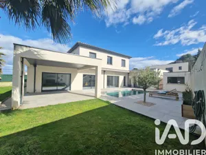 Architectural house in Saint-Geniès-de-Comolas (30150)