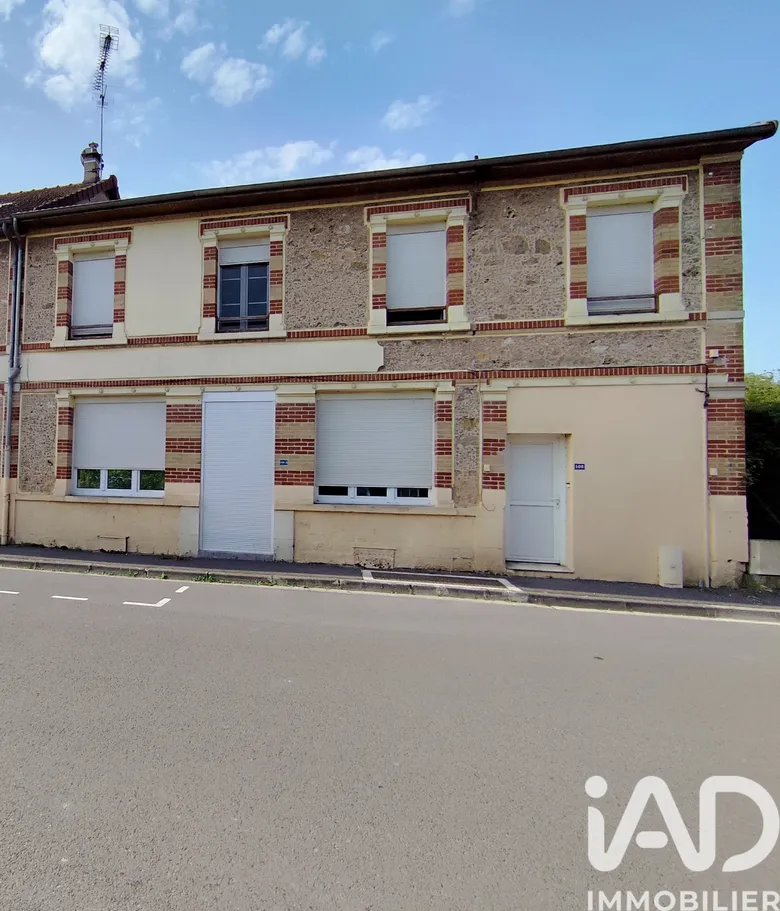 Immeuble 200 m² · à Mailly-le-Camp · 200 m² · 137 000 €