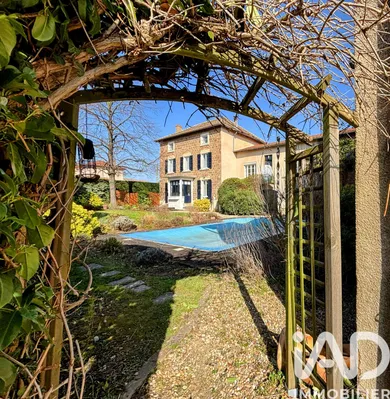 Domain in Saint-Étienne-des-Oullières (69460)