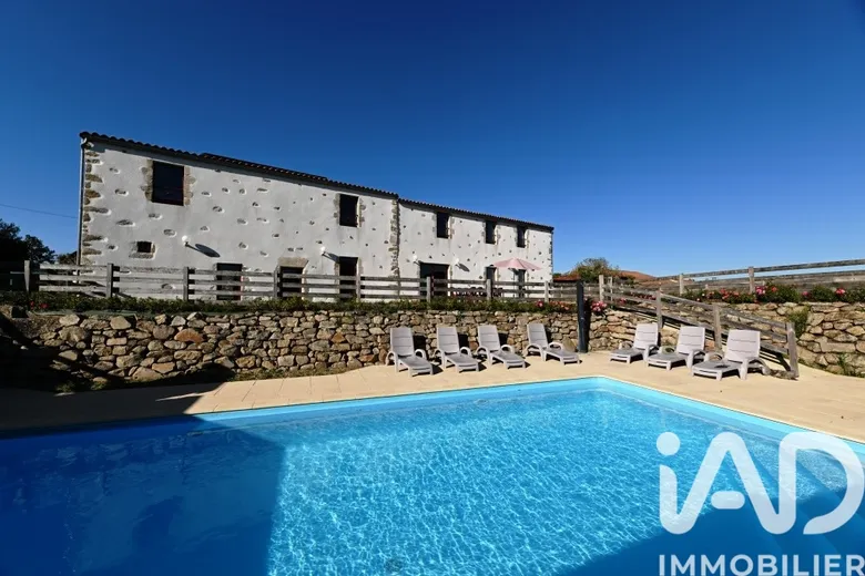 Maison 13 pièces 251 m² · à Le Poiré-sur-Vie · 251 m² · 449 000 €