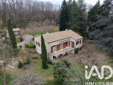 Immeuble à Dirac (16410)