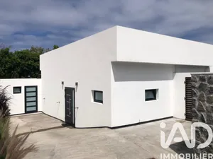 Architectural house in Saint-Pierre (97410)