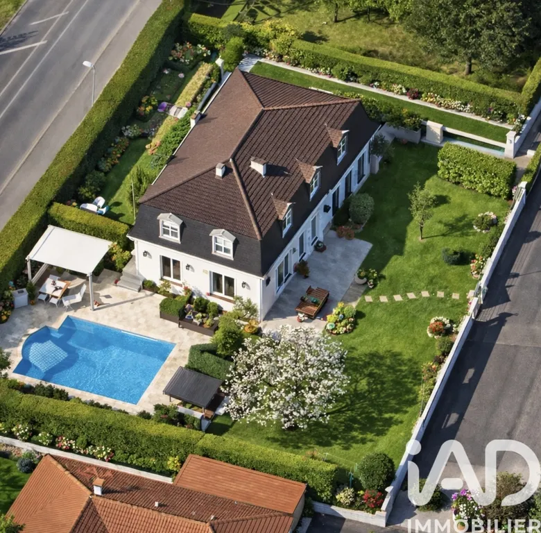 Maison 8 pièces 196 m² · à Toussieu · 196 m² · 732 000 €