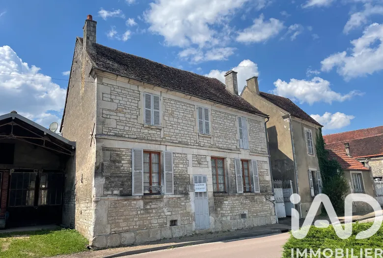 Maison 6 pièces 197 m² · à Yrouerre · 197 m² · 51 000 €