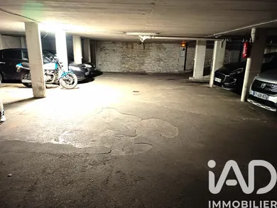 Parking in Paris (75010)