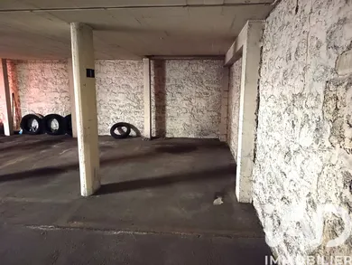 Parking in Paris (75010)