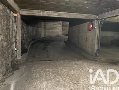 Parking à Paris (75020)