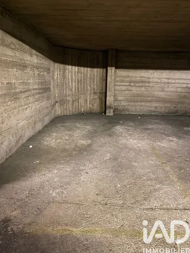 Parking à Paris (75020)