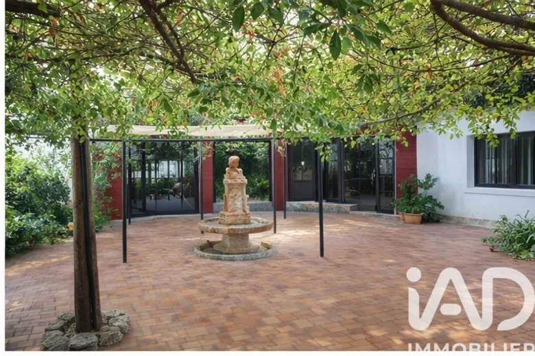 Maison 5 pièces 220 m² · à Saint-Remèze · 220 m² · 240 000 €