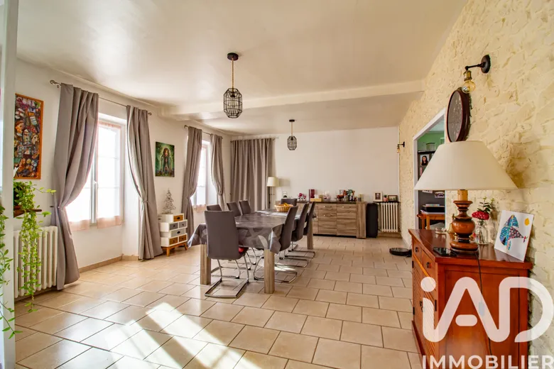 Maison 10 pièces 210 m² · à Corbeilles · 210 m² · 220 000 €