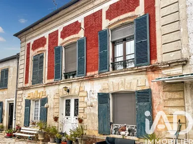 Building in Crespières (78121)