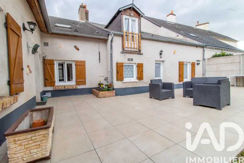 Maison 7 pièces 214 m² · à Saint-Jean-de-la-Ruelle · 214 m² · 332 000 €