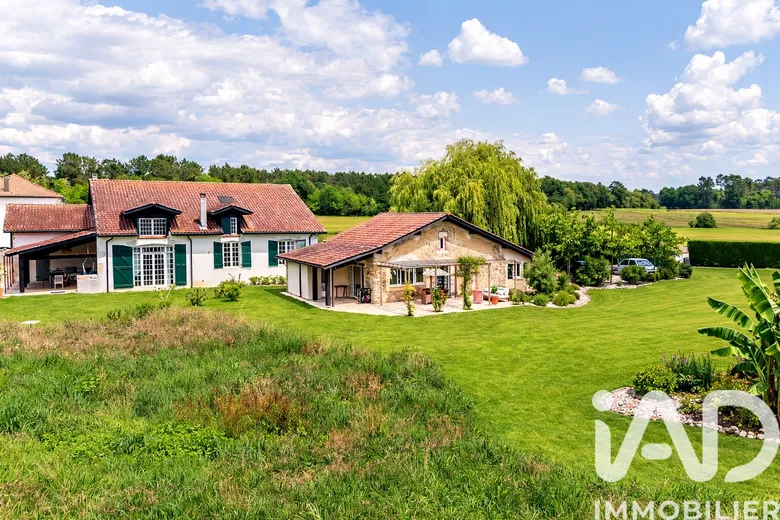 Maison 11 pièces 453 m² · à Saint-Étienne-d'Orthe · 453 m² · 1 050 000 €