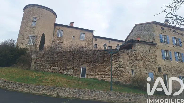 Immeuble 751 m² · à Saint-Bonnet-le-Chastel · 751 m² · 570 000 €
